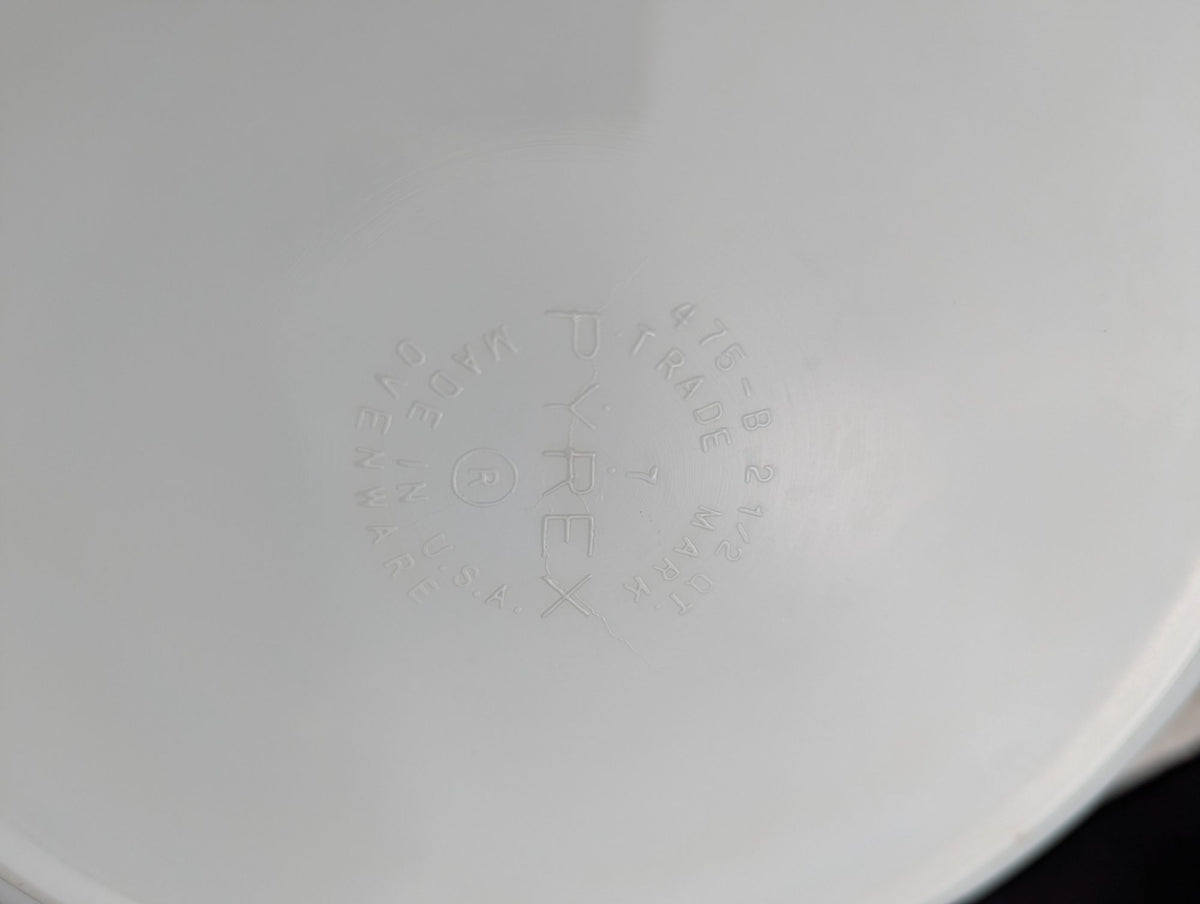 1973 Pyrex Cosmopolitan Casserole Dish 475 with Bullseye Lid 2.5 Quart