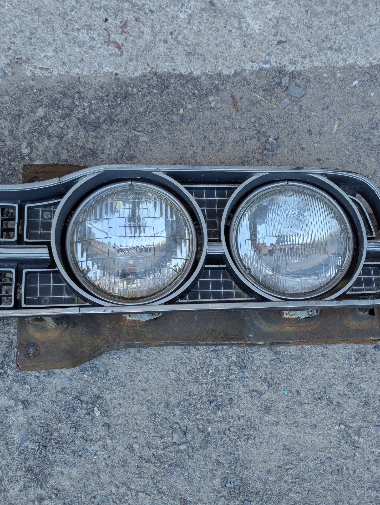 1970 Dodge Monaco Front Grille with Headlight Assemblies and 3 Headlights - view 4