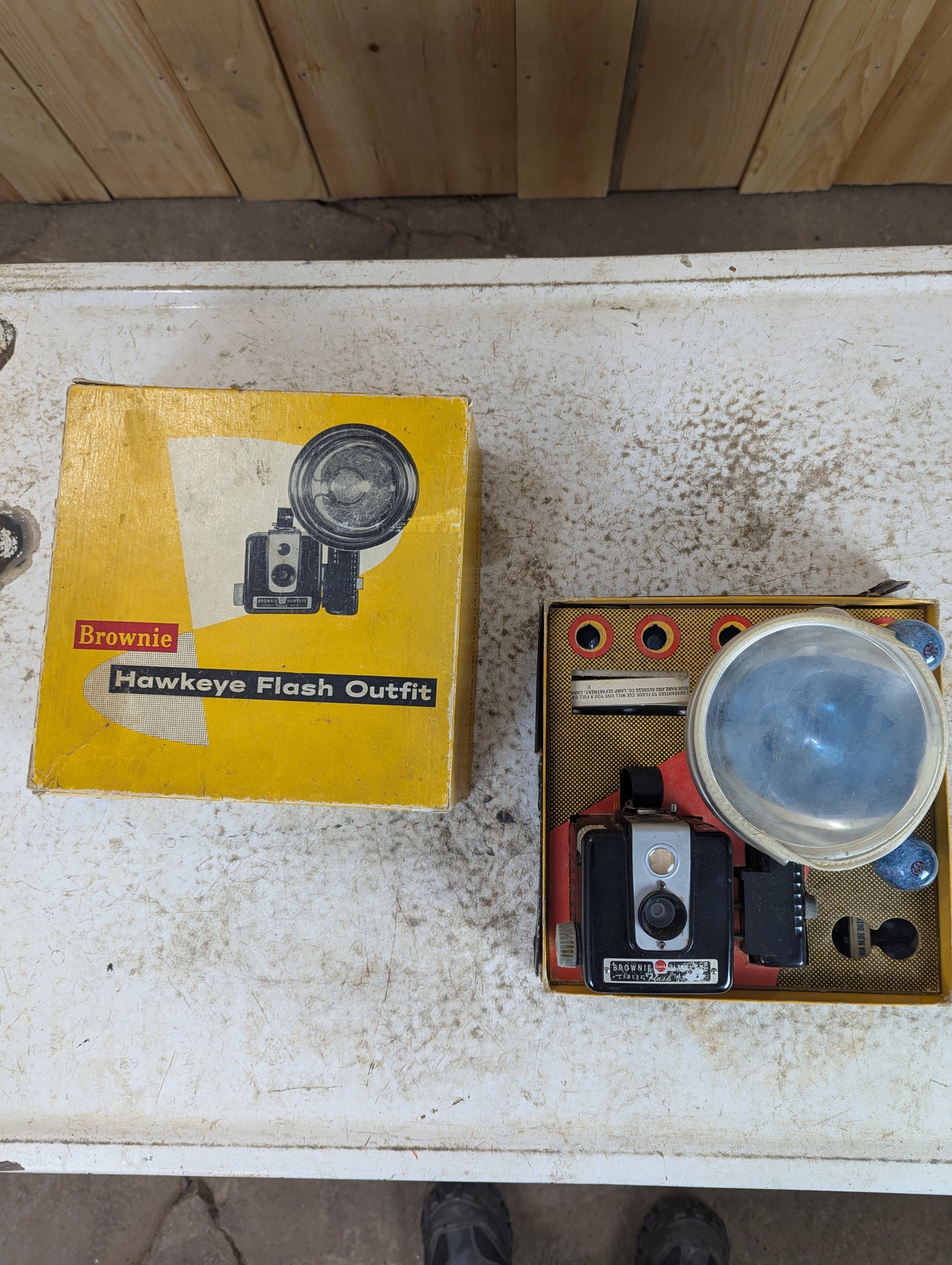 Vintage Brownie Hawkeye Flash Outfit in Box