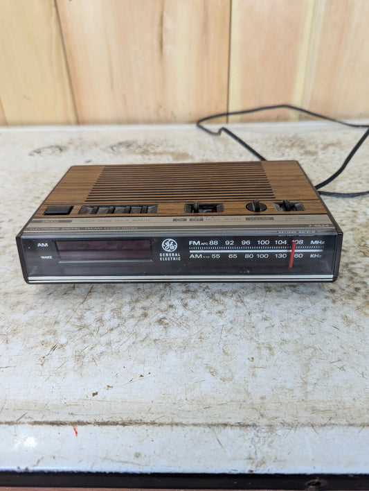 Retro General Electric Electronic Digital AM/FM Clock Radio Model 7-4624B