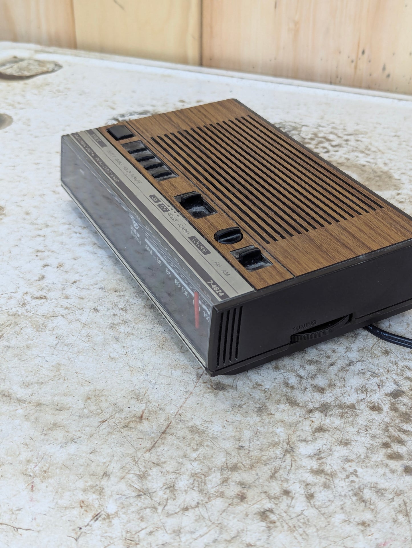 Retro General Electric Electronic Digital AM/FM Clock Radio Model 7-4624B