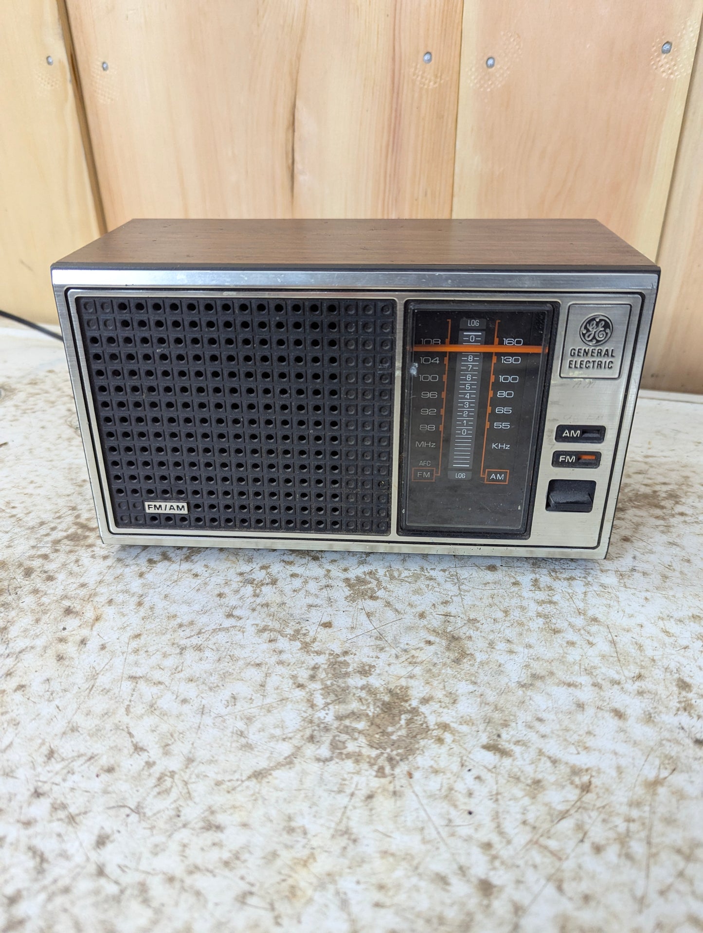 Retro General Electric AM/FM Radio Model 7-4115B