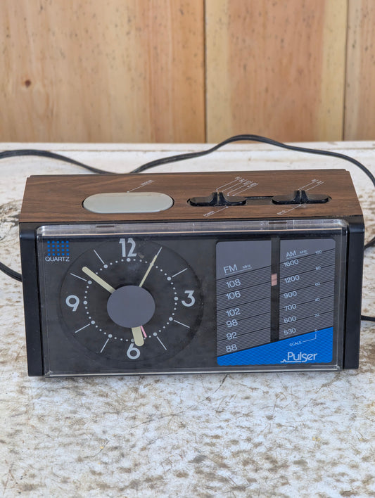 Pulser Model 44-2141-8 Quartz Analog Clock Radio