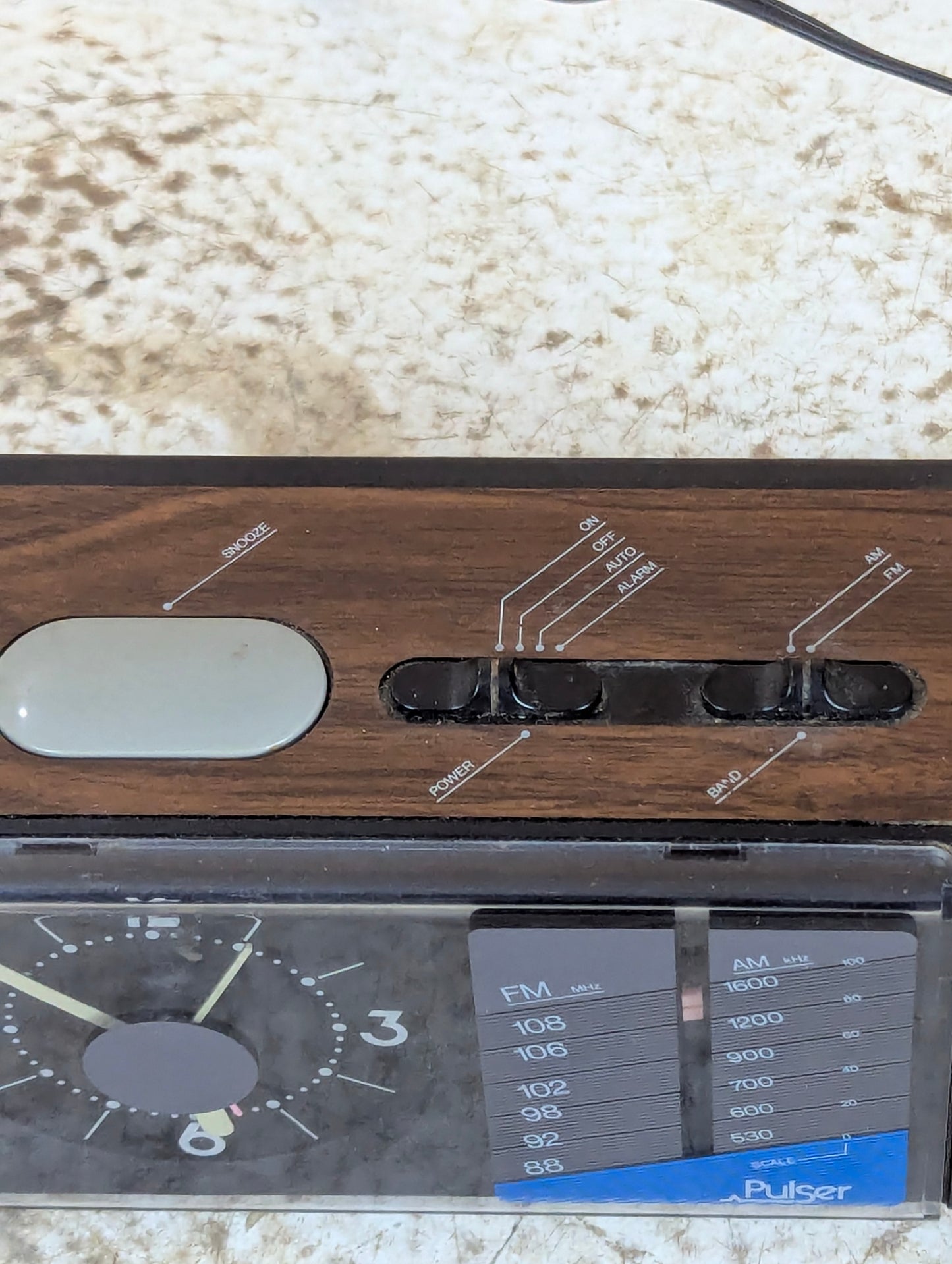 Pulser Model 44-2141-8 Quartz Analog Clock Radio