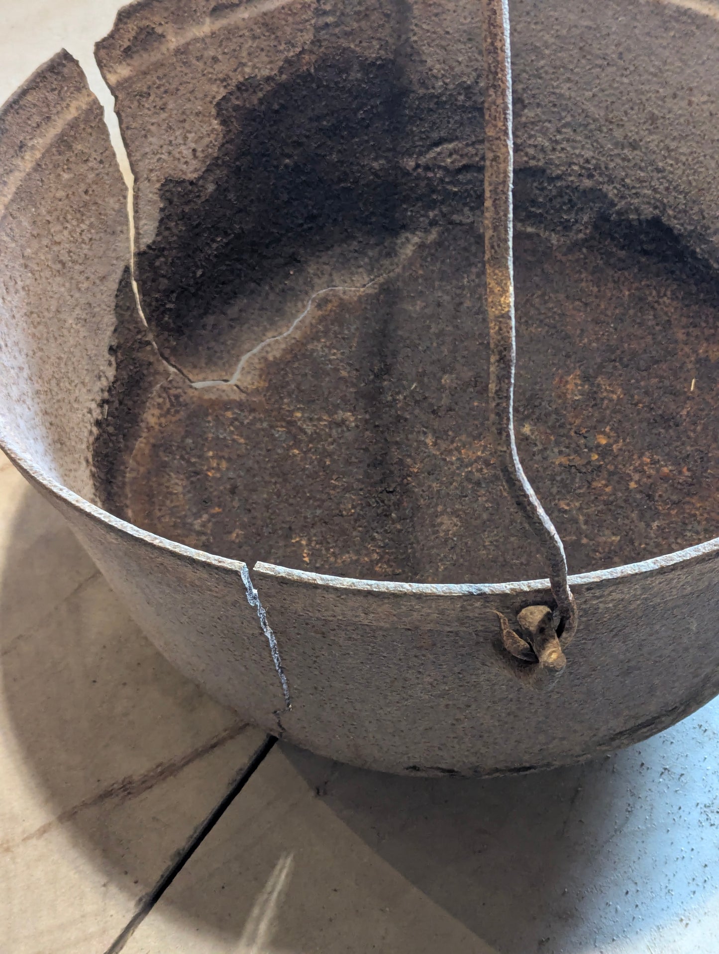 Antique Cracked 40 Gallon Cast Iron Syrup Pot Kettle
