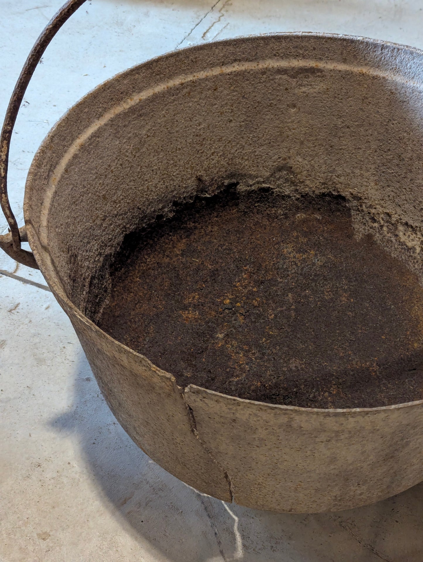 Antique Cracked 40 Gallon Cast Iron Syrup Pot Kettle
