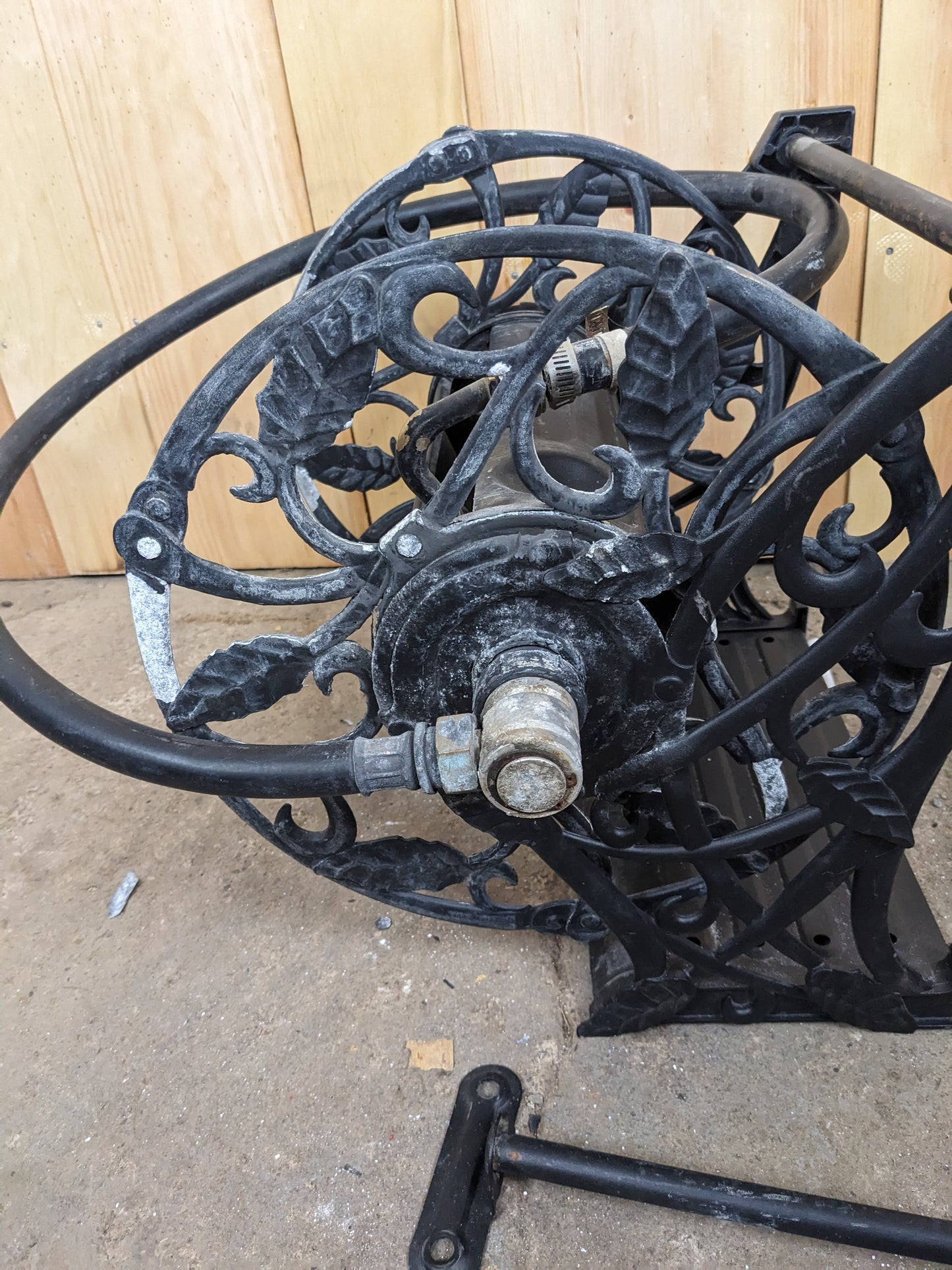 Metal Garden Hose Wheel with Bracket