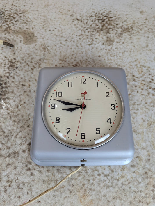 Vintage 1940’s General Electric Wall Clock Model 2H08
