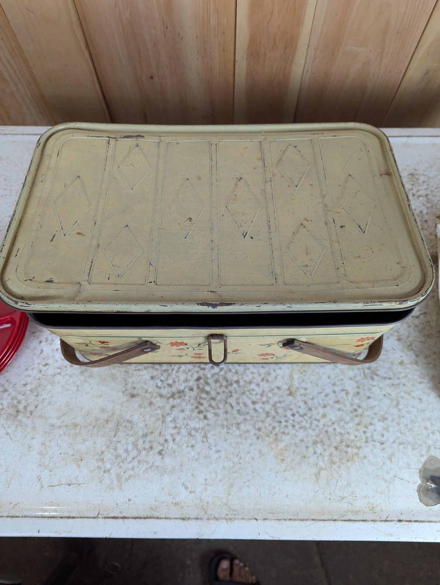 1950’s Tin Picnic Basket with Tablecloth & 4 Plastic Plates
