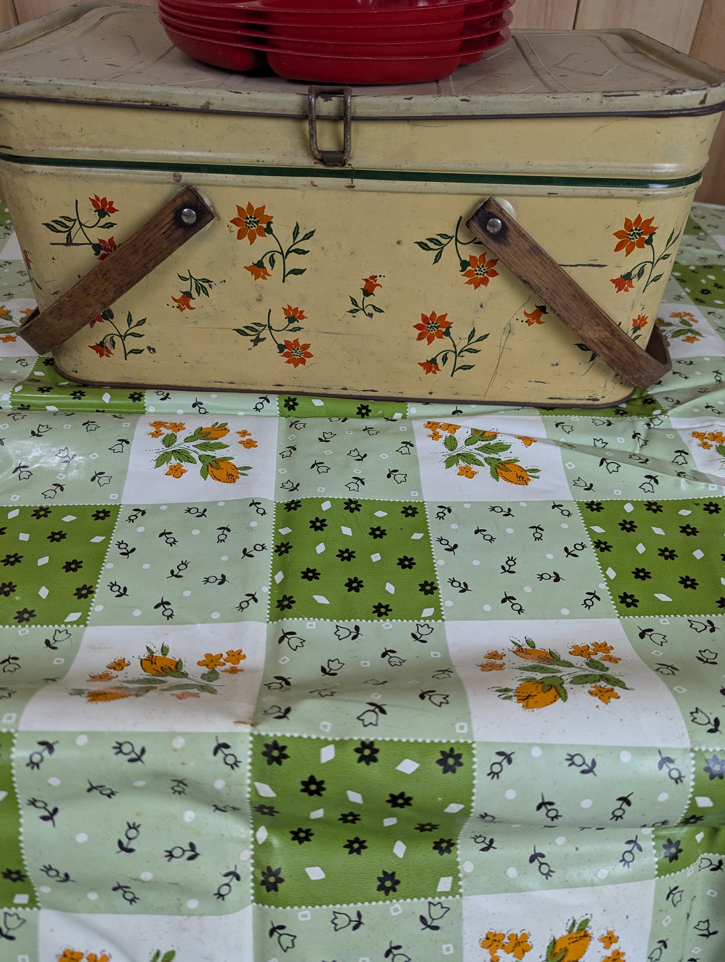 1950’s Tin Picnic Basket with Tablecloth & 4 Plastic Plates