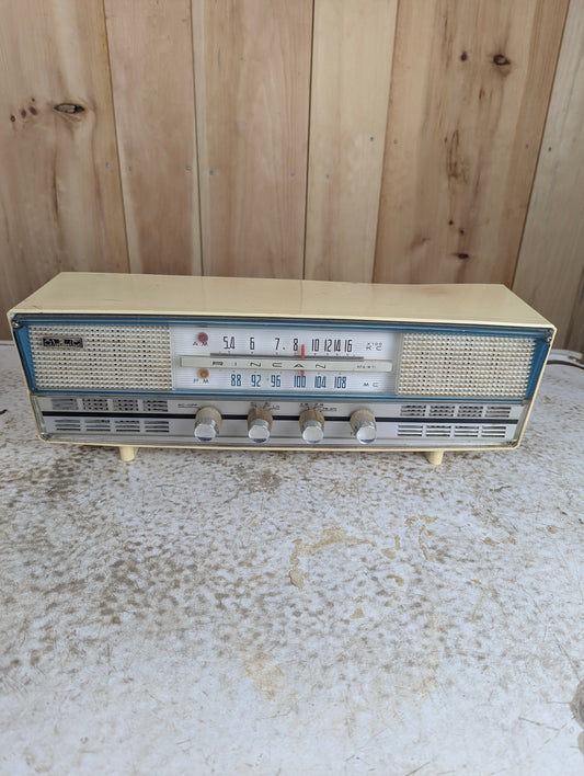 1960’s Vintage Rincan Model KFA-W71 AM FM Radio