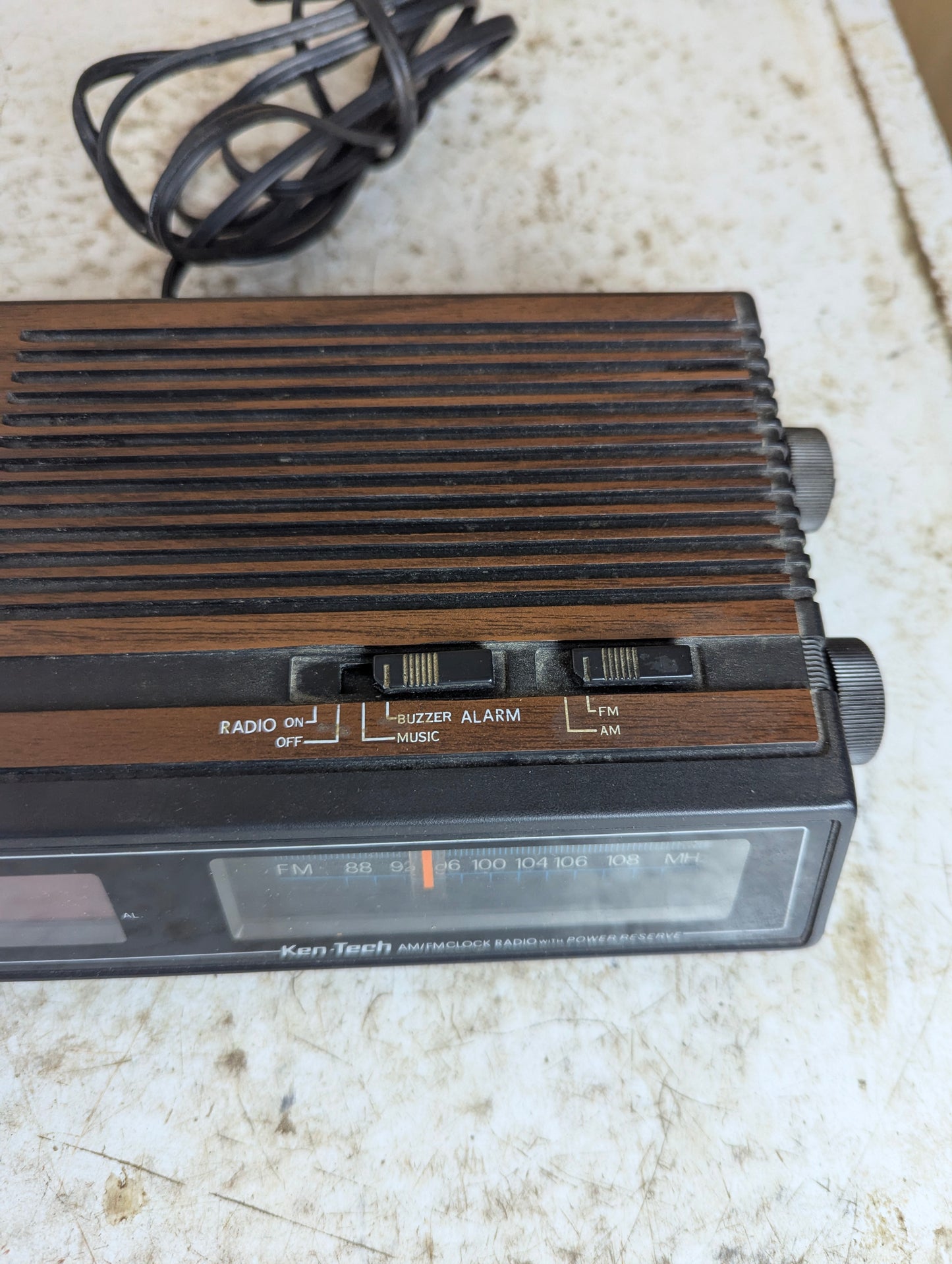 Ken-Tech AM FM Clock Radio Model R-1680