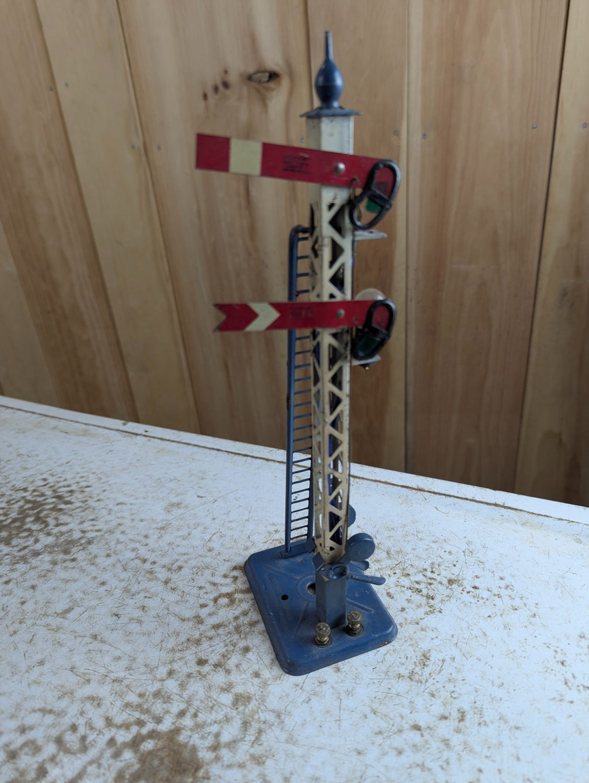 Vintage O Gauge Model Railroad Semaphore Signal with Red Arms and Lights