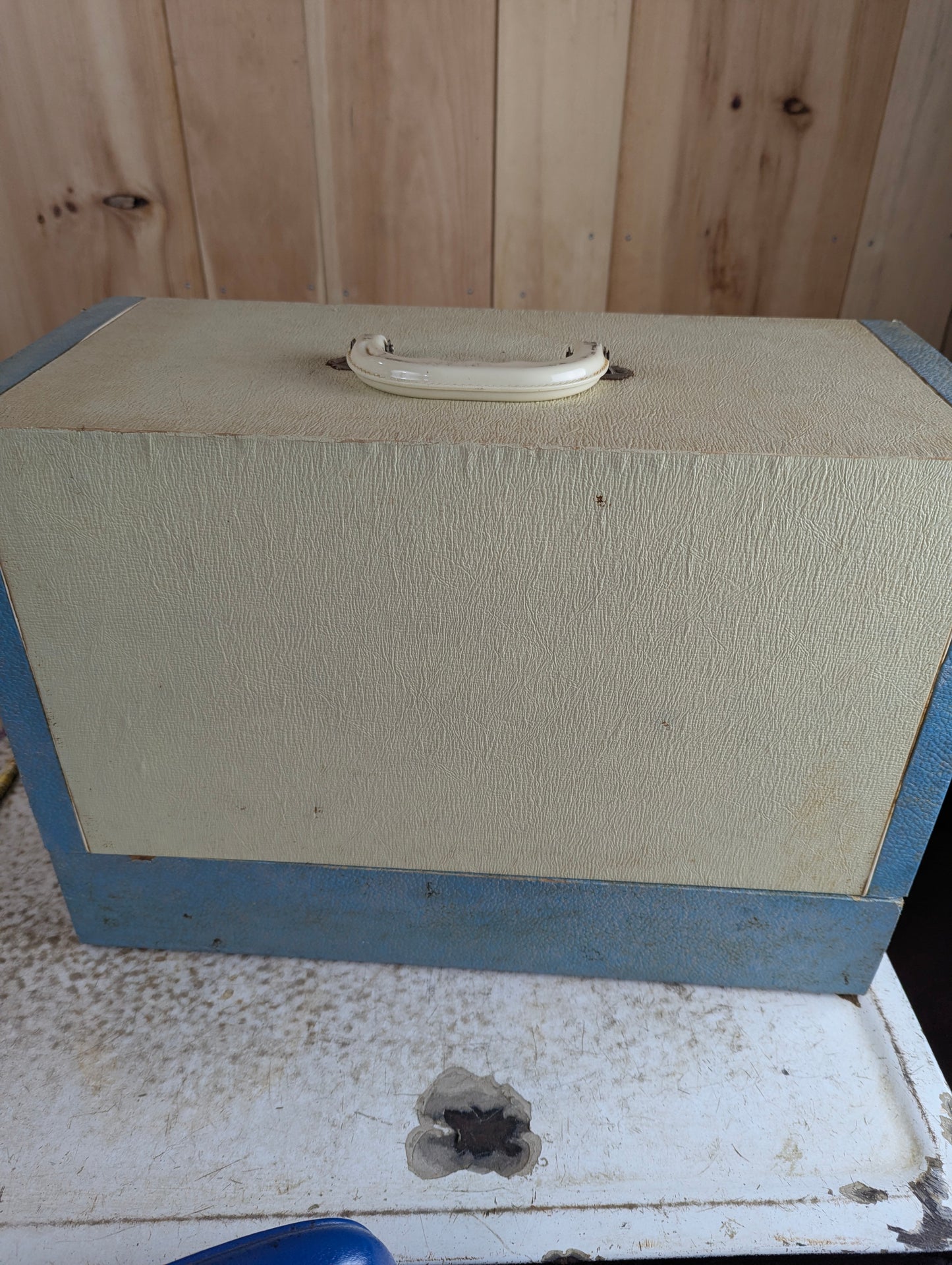 Vintage 1960s Imperial Model 5L5 Portable Sewing Machine - view 9