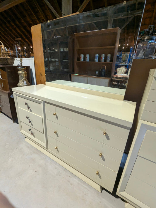 Vintage Victoriaville 6-Drawer Dresser with Mirror 56" x 19" x 32"H