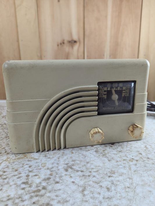 1940s Northern Electric Baby Champ AM Tube Radio White Painted Bakelite - Tested Working