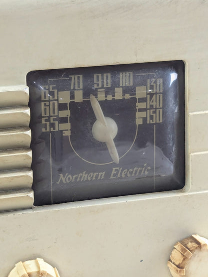 1940s Northern Electric Baby Champ AM Tube Radio White Painted Bakelite - Tested Working