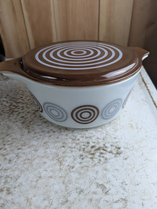 1973 Pyrex Cosmopolitan Casserole Dish 475 with Bullseye Lid 2.5 Quart