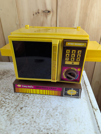 1970s Kenner Betty Crocker Easy-Bake Mini-Wave Oven with pans and Instructions - Tested Working