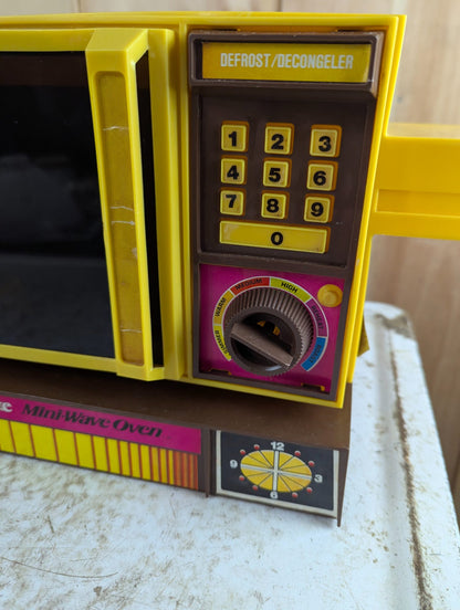 1970s Kenner Betty Crocker Easy-Bake Mini-Wave Oven with pans and Instructions - Tested Working
