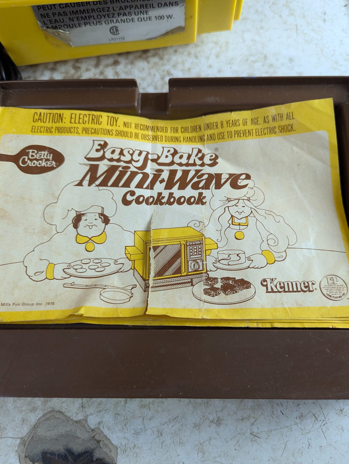 1970s Kenner Betty Crocker Easy-Bake Mini-Wave Oven with pans and Instructions - Tested Working
