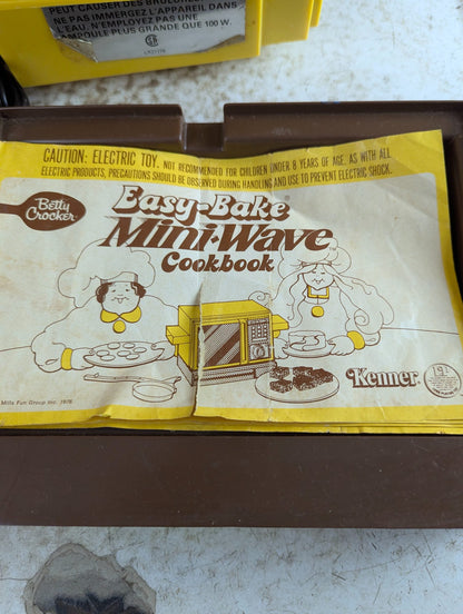 1970s Kenner Betty Crocker Easy-Bake Mini-Wave Oven with pans and Instructions - Tested Working