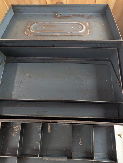 Vintage Metal Toolbox with 2 Trays 16.25" x 9" x 8"