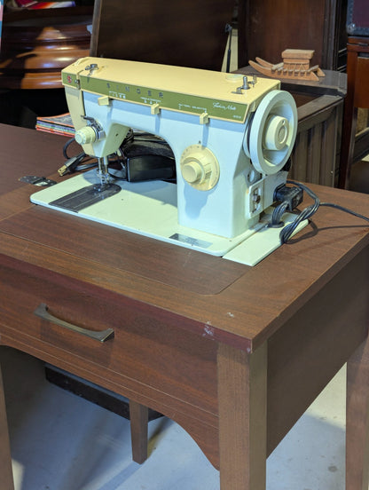 Vintage Singer Fashion Mate 252 Sewing Machine Table 22" x 18" x 32" - Works