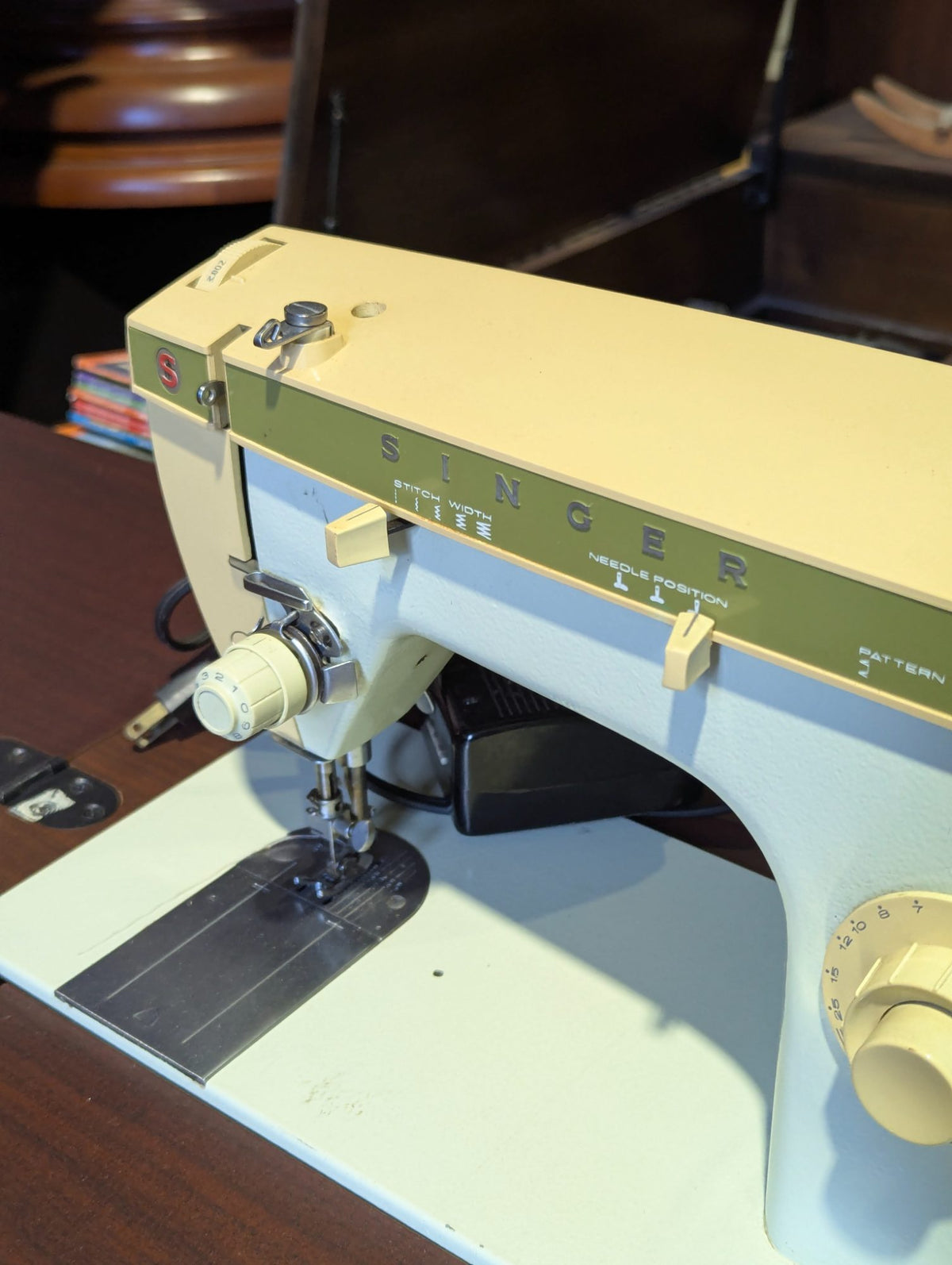 Vintage Singer Fashion Mate 252 Sewing Machine Table 22" x 18" x 32" - Works
