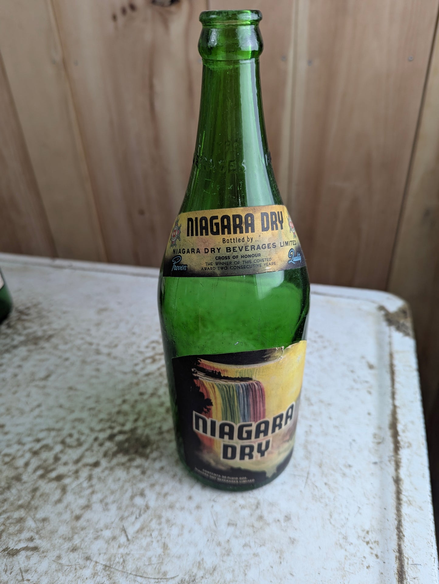 1930  30oz Niagara Dry Rainbow Falls Cross Award Green Glass Paper Label Soda Label