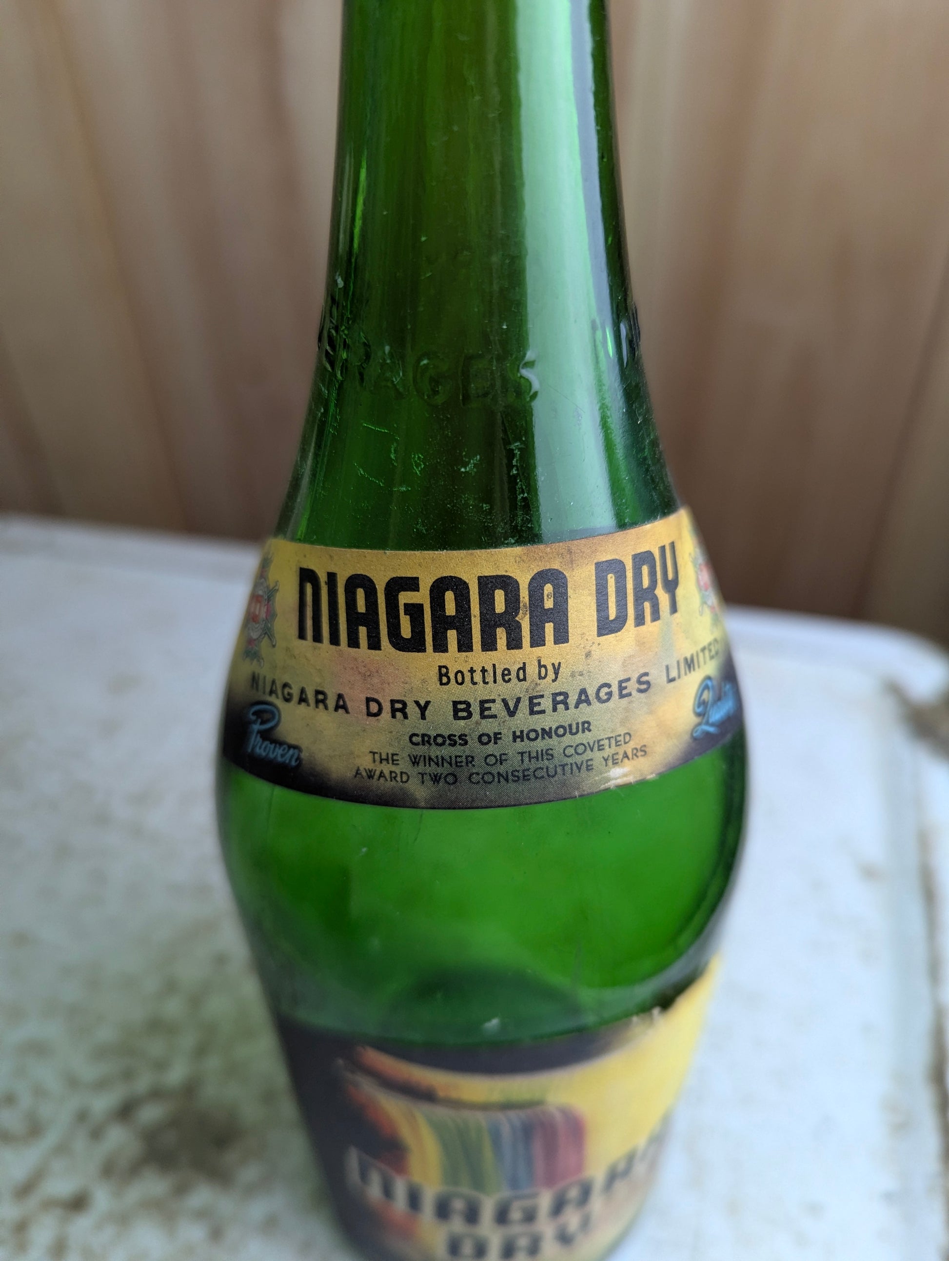 1930  30oz Niagara Dry Rainbow Falls Cross Award Green Glass Paper Label Soda Label - view 2