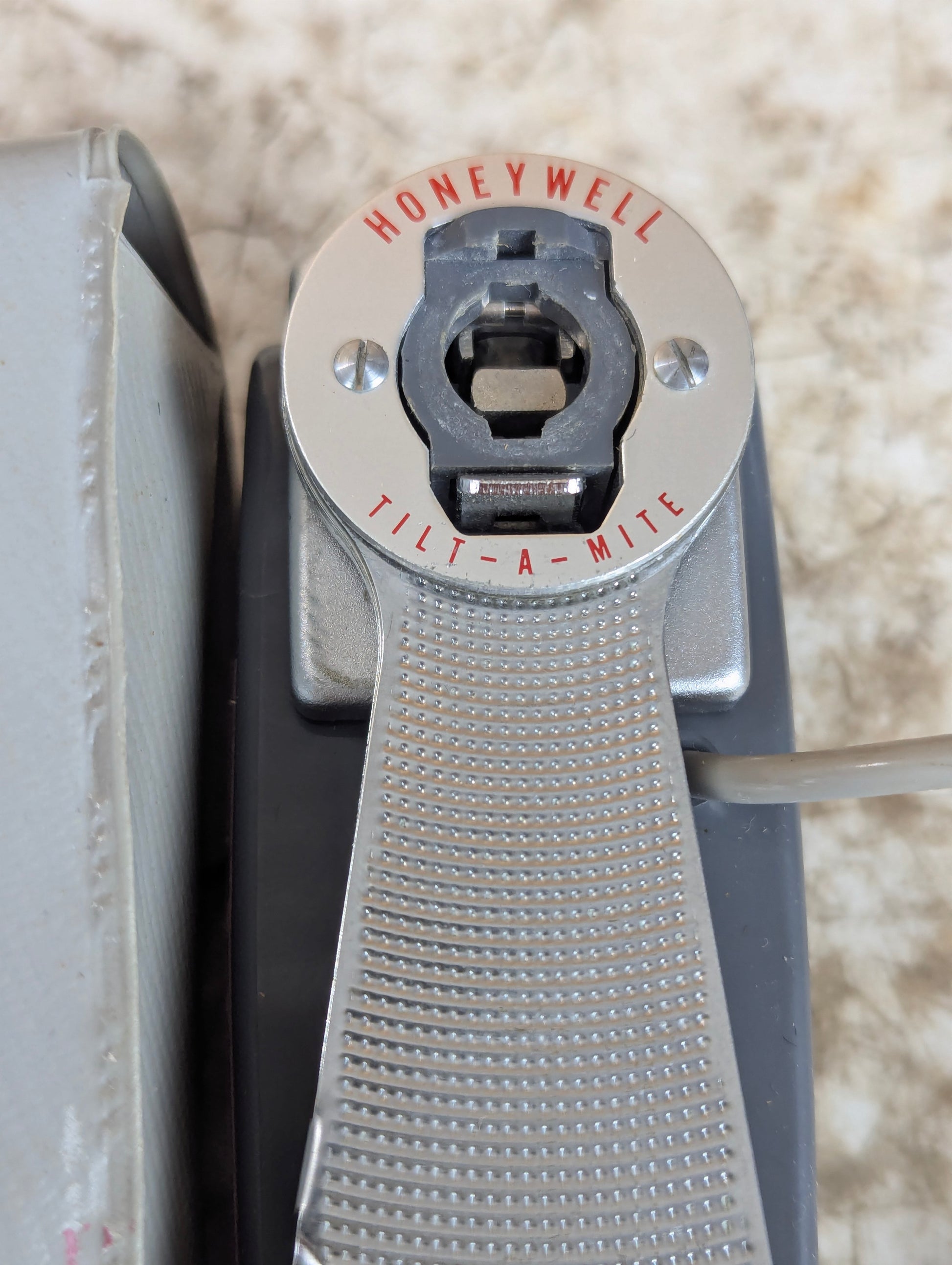 1950’s Honeywell Tilt-a-mite Collapsible Flash in Case - view 2