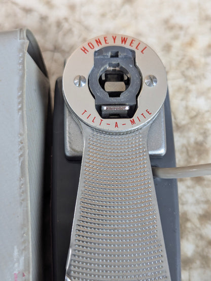 1950’s Honeywell Tilt-a-mite Collapsible Flash in Case - view 2