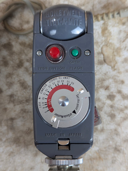 1950’s Honeywell Tilt-a-mite Collapsible Flash in Case - view 3