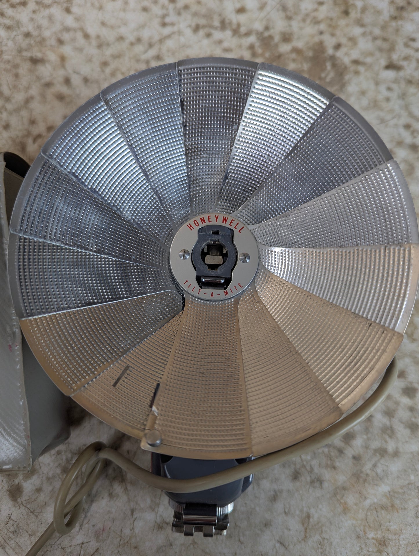 1950’s Honeywell Tilt-a-mite Collapsible Flash in Case - view 5