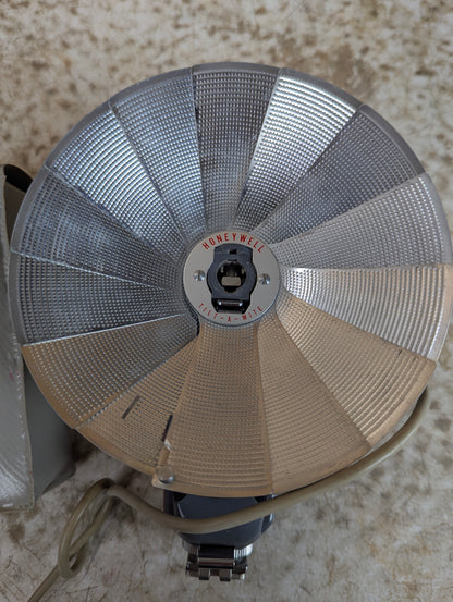 1950’s Honeywell Tilt-a-mite Collapsible Flash in Case - view 5