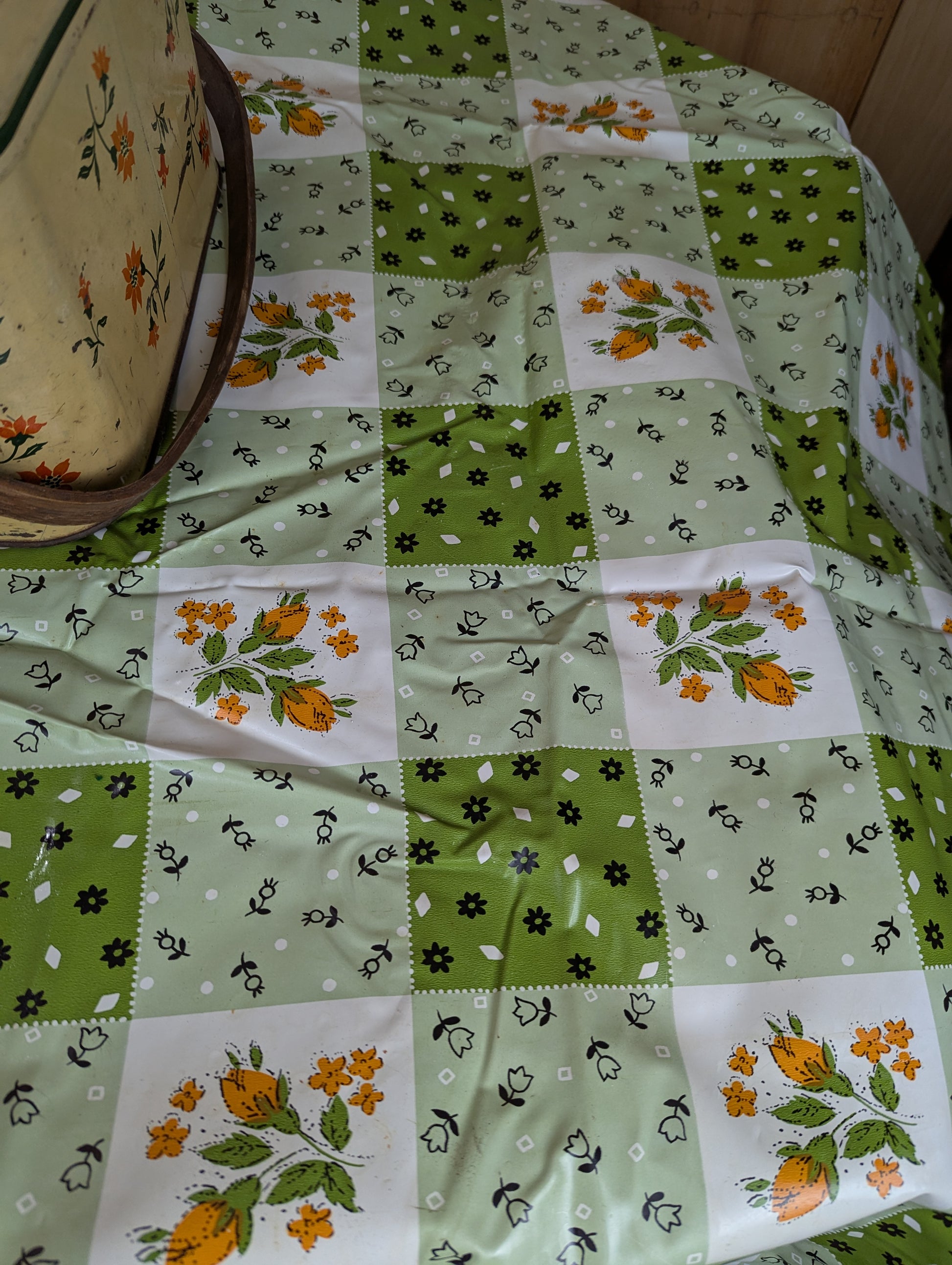 1950’s Tin Picnic Basket with Tablecloth & 4 Plastic Plates - view 13