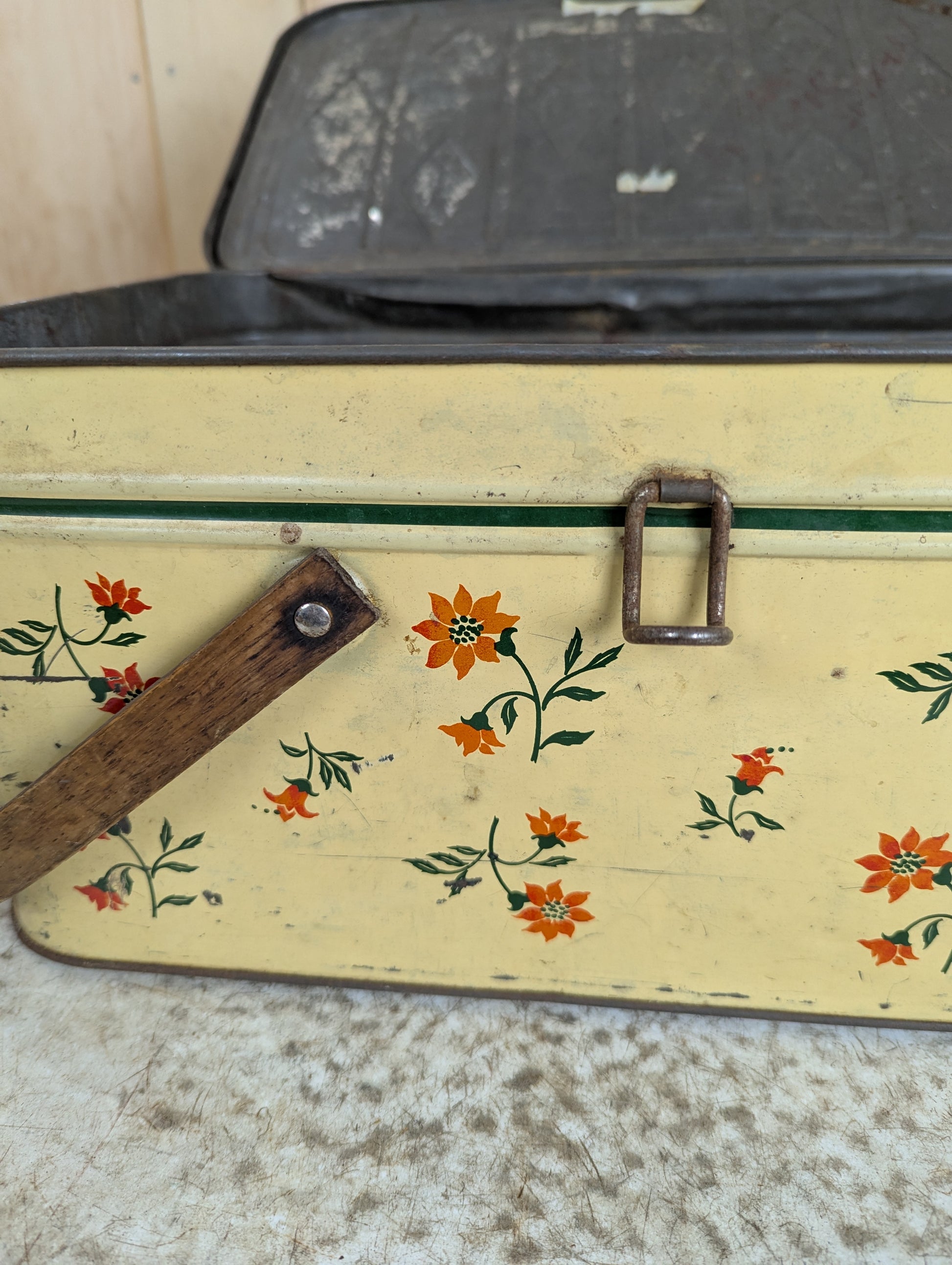 1950’s Tin Picnic Basket with Tablecloth & 4 Plastic Plates - view 2