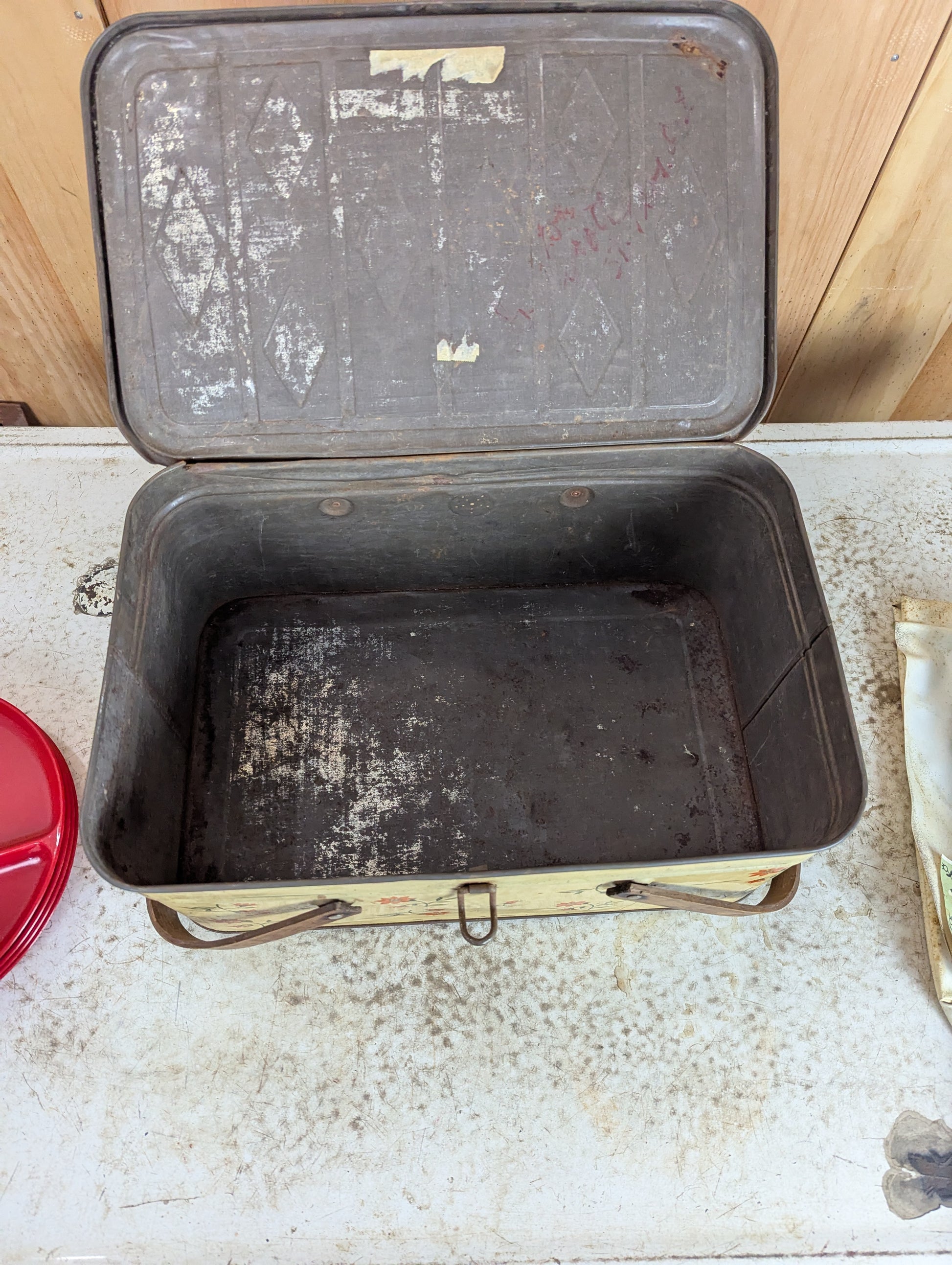 1950’s Tin Picnic Basket with Tablecloth & 4 Plastic Plates - view 3