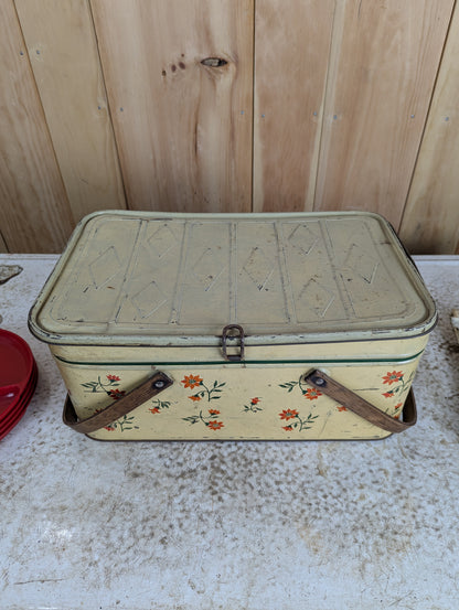 1950’s Tin Picnic Basket with Tablecloth & 4 Plastic Plates - view 5