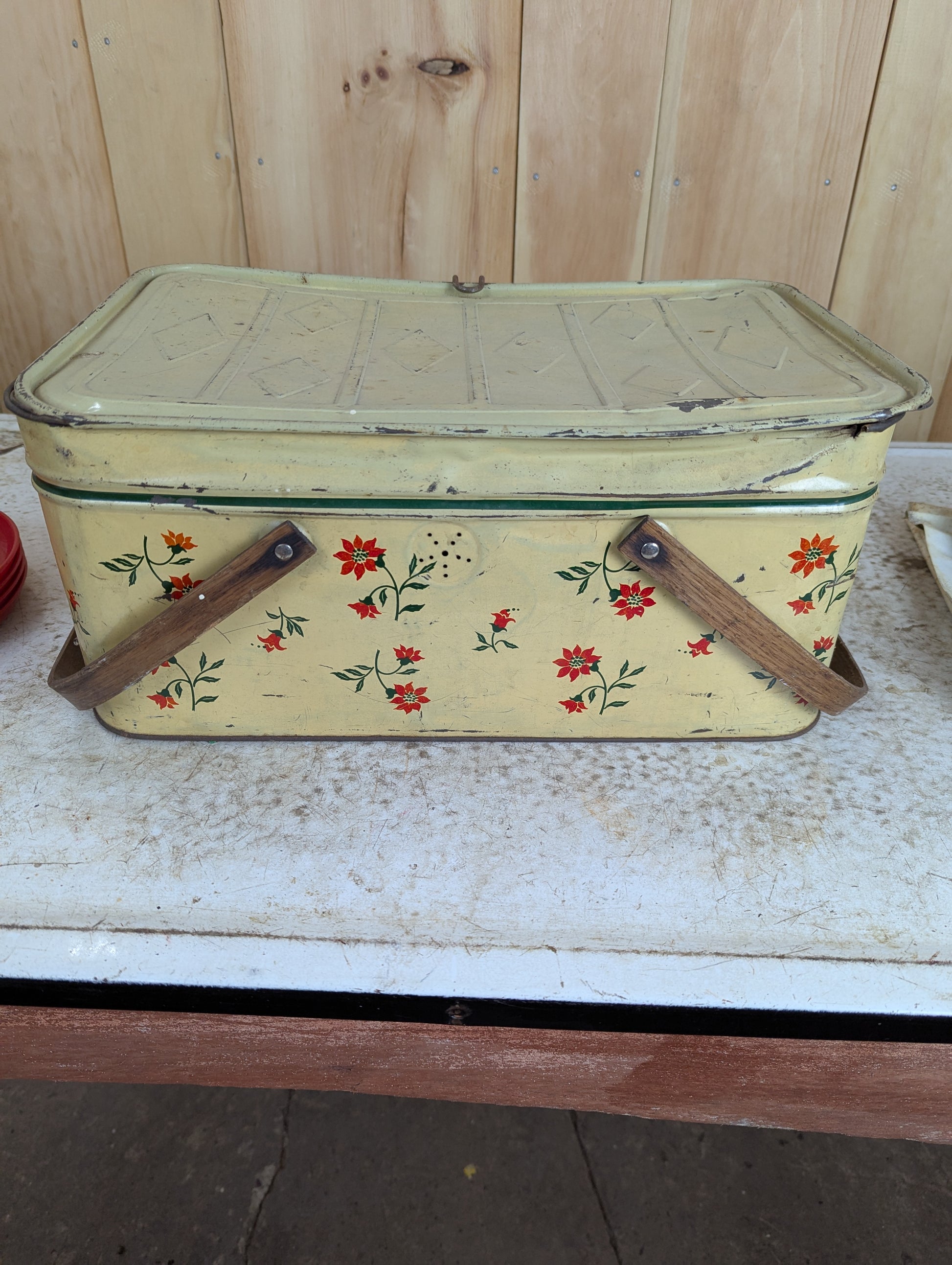 1950’s Tin Picnic Basket with Tablecloth & 4 Plastic Plates - view 7