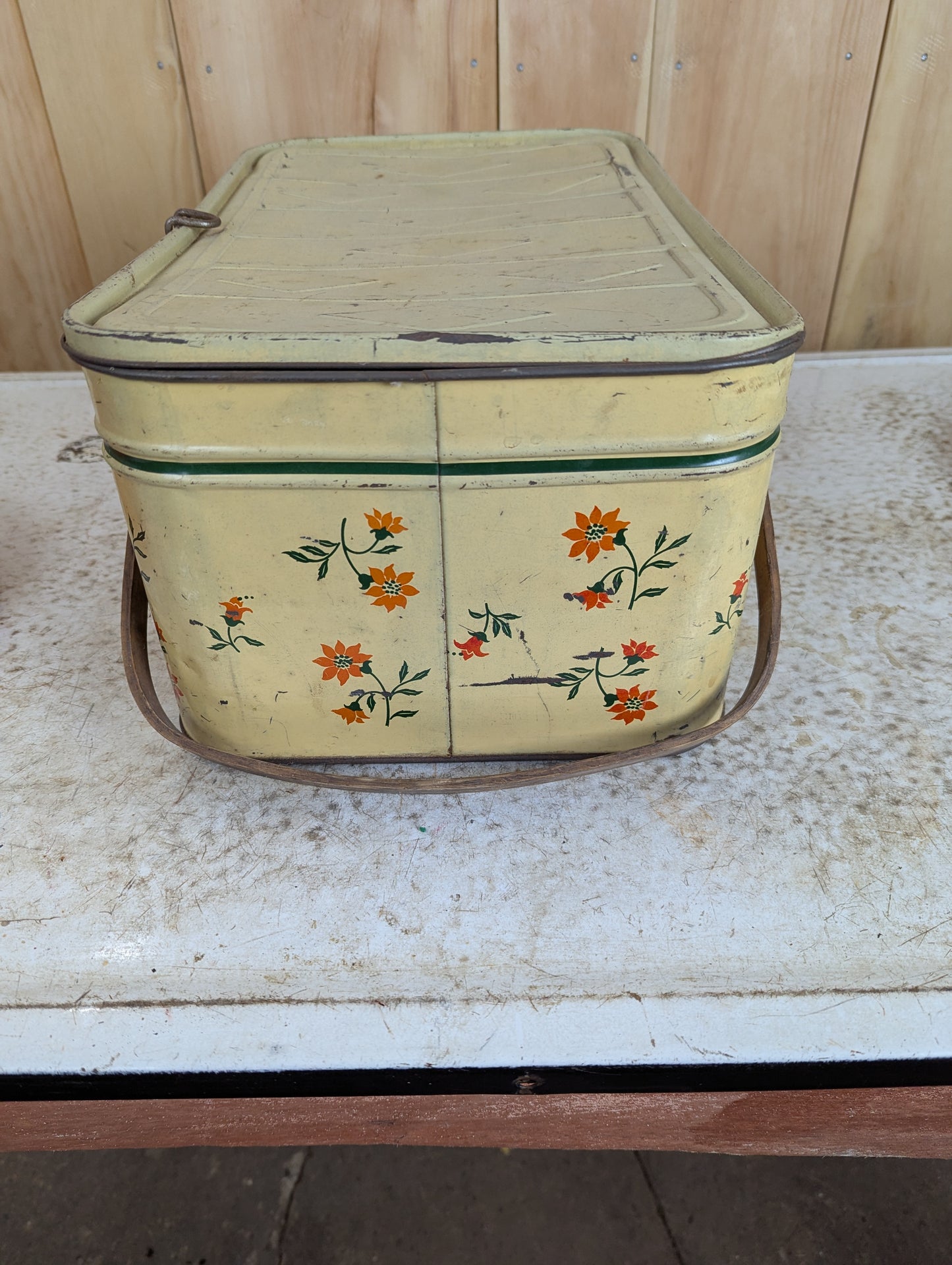 1950’s Tin Picnic Basket with Tablecloth & 4 Plastic Plates - view 8