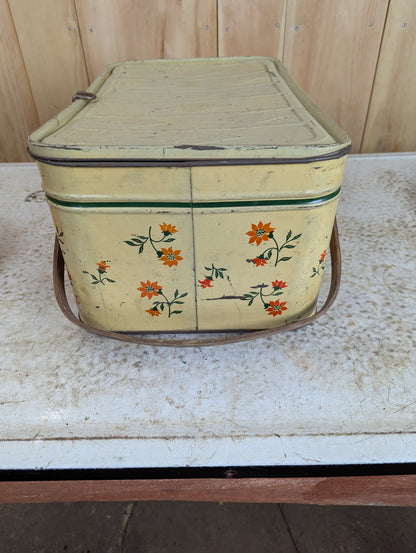 1950’s Tin Picnic Basket with Tablecloth & 4 Plastic Plates - view 8