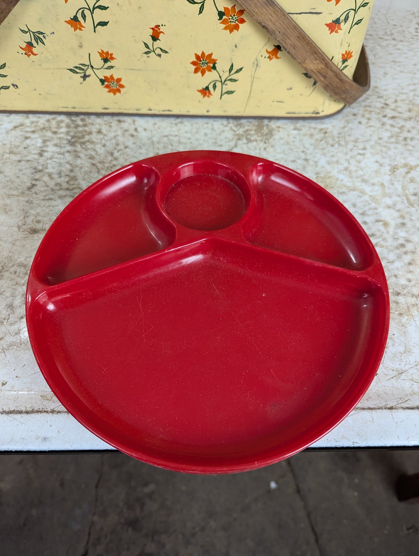 1950’s Tin Picnic Basket with Tablecloth & 4 Plastic Plates - view 9
