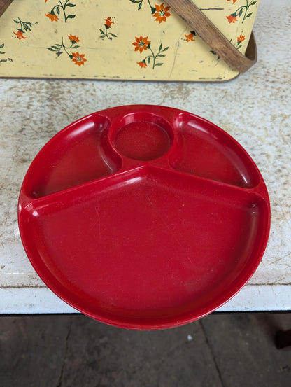 1950’s Tin Picnic Basket with Tablecloth & 4 Plastic Plates - view 9