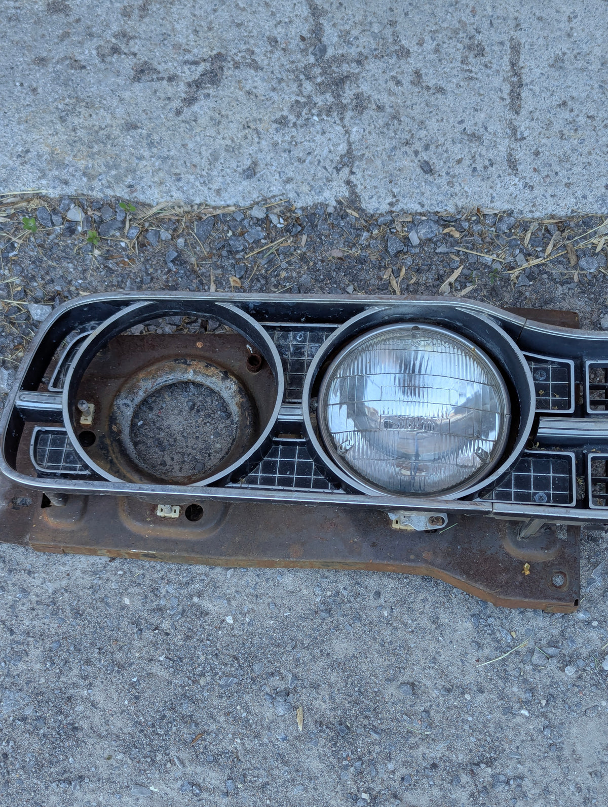 1970 Dodge Monaco Front Grille with Headlight Assemblies and 3 Headlights - view 2