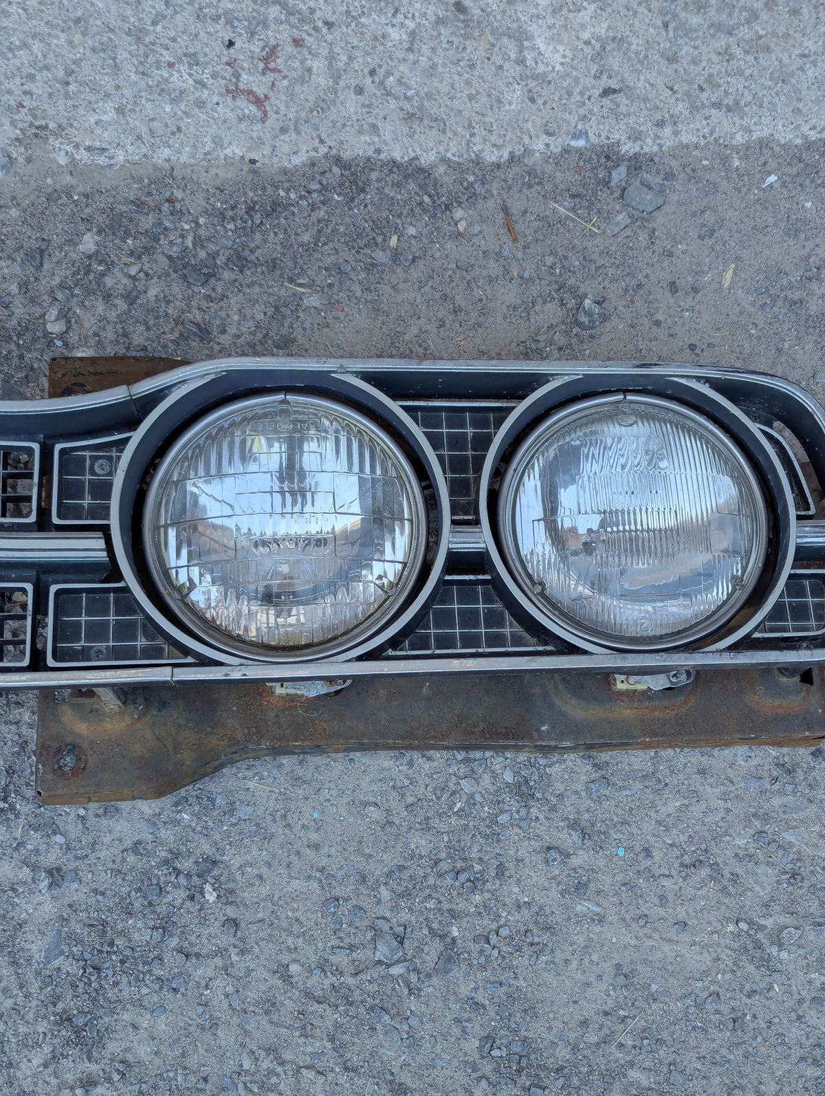 1970 Dodge Monaco Front Grille with Headlight Assemblies and 3 Headlights - view 4