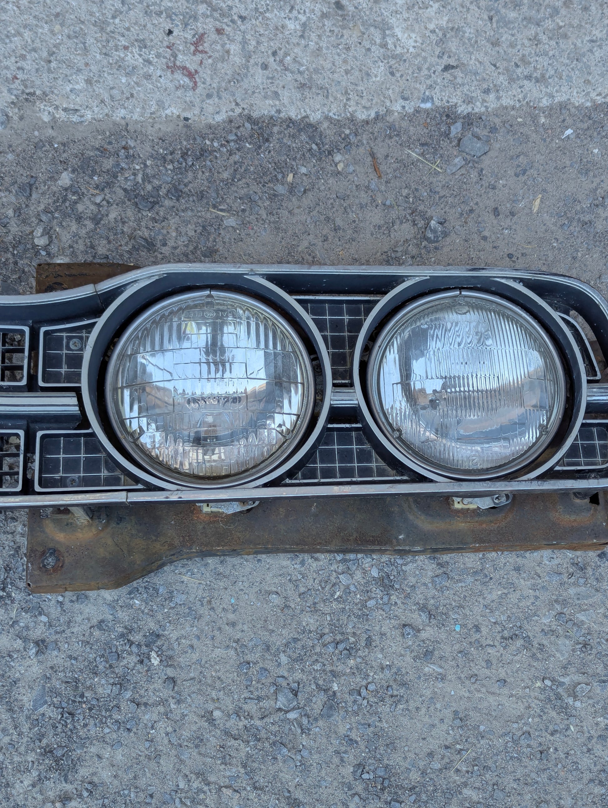 1970 Dodge Monaco Front Grille with Headlight Assemblies and 3 Headlights - view 4