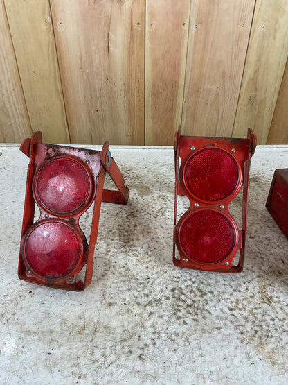 2 Roadside Safety Reflectors in Original Metal Box - view 2