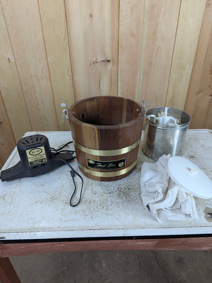 Vintage RCW Richmond Cedar Works 5-quart Ice Cream Maker